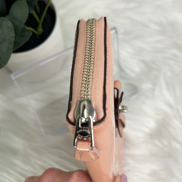 GUC- Coach patent leather longWallet - Picture 8 of 11